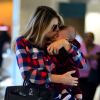 Rafa Brites paparica o filho, Rocco, de 3 meses, em aeroporto no Rio de Janeiro nesta terça-feira, dia 09 de maio de 2017