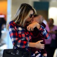 Rafa Brites paparica o filho, Rocco, de 3 meses, em aeroporto no Rio. Fotos!
