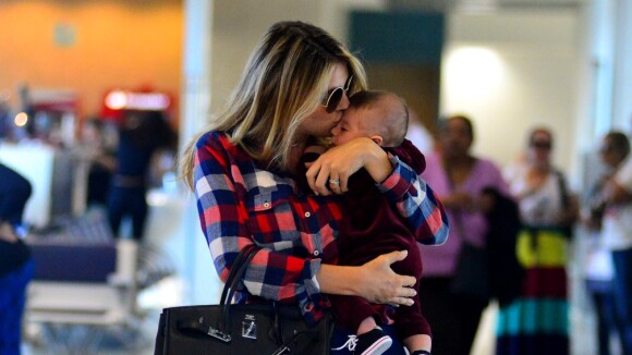 Rafa Brites paparica o filho, Rocco, de 3 meses, em aeroporto no Rio. Fotos!