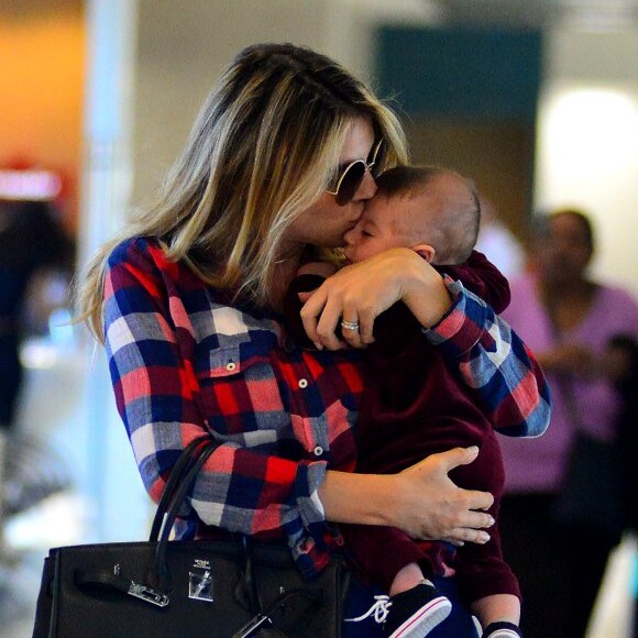 Rafa Brites paparica o filho, Rocco, de 3 meses, em aeroporto no Rio de Janeiro nesta terça-feira, dia 09 de maio de 2017