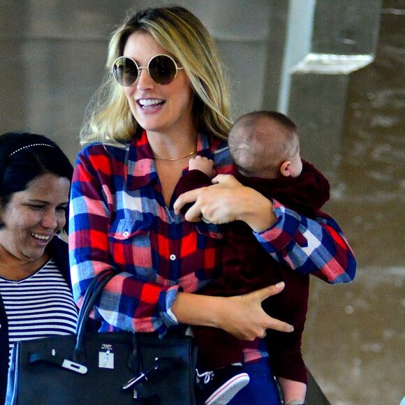 Rafa Brites e o filho, Rocco, de 3 meses, foram clicados ao embarcar no Rio