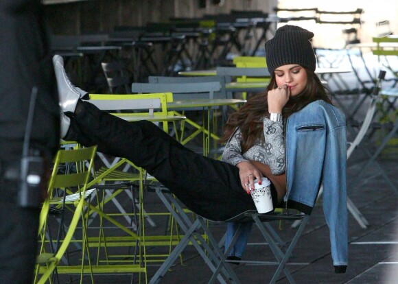 Selena Gomez descansa durante a gravação da campanha da Adidas