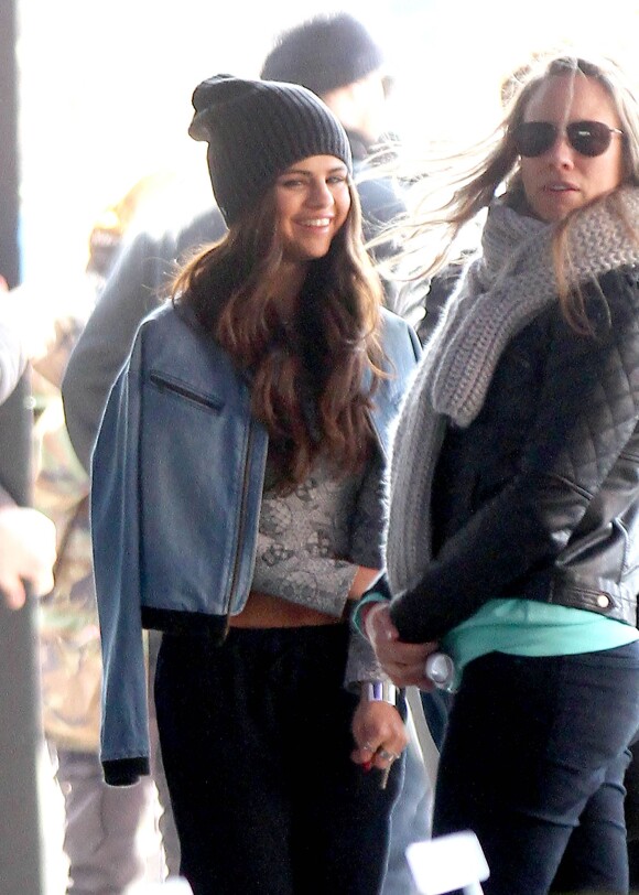 Selena Gomez se diverte na gravação da campanha da Adidas