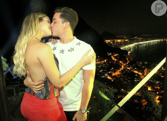 Wesley Safadão e a mulher, Thyane Dantas, trocaram beijos na gravação do DVD de Naiara Azevedo