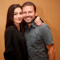 Marina Moschen e o namorado prestigiam pré-estreia de filme com Isis Valverde