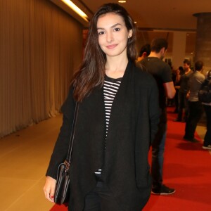 Marina Moschen prestigiou pré-estreia de filme com Isis Valverde na noite desta terça-feira, 9 de maio de 2017