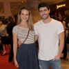 Juliana Paiva e o namorado, Juliano Laham, prestigiaram pré-estreia de filme na noite desta terça-feira, 9 de maio de 2017