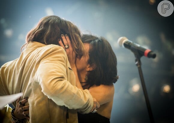 Mariane (Ana Cecília Costa) roubará um beijo de Gui (Vladimir Brichta) ao invadir palco durante show de lançamento do novo disco do roqueiro em 'Rock Story'
