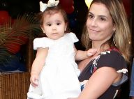 Deborah Secco sofre com distância de Maria Flor e posta foto chorando: 'Saudade'