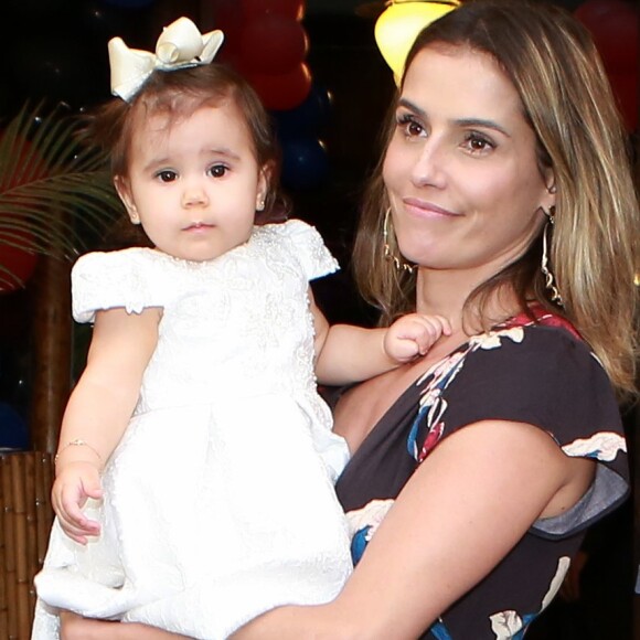 Deborah Secco lamentou a distância da filha, Maria Flor, em seu Instagram, nesta quarta-feira, 10 de maio de 2017