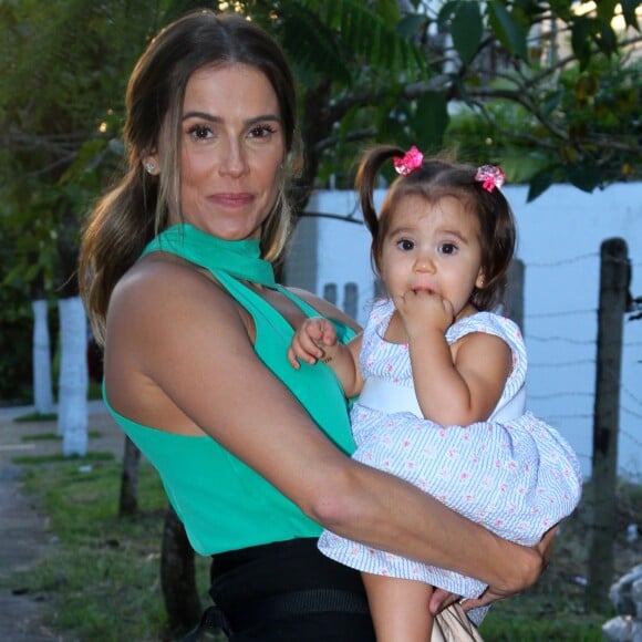 Longe da família, Deborah Secco conversou com a filha, Maria Flor, e o marido, Hugo Moura, pelo celular