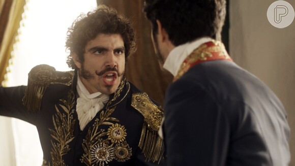 Dom Pedro (Caio Castro) se revolta por pensar que Chalaça (Romulo Estrela) está traindo sua confiança, na novela 'Novo Mundo'