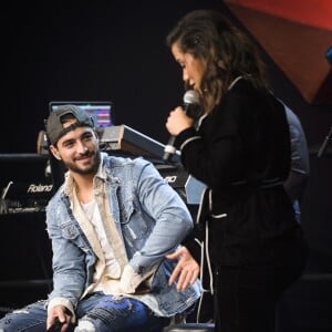 Maluma trocou olhares com a cantora Anitta em programa de TV