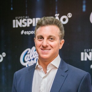 Luciano Huck brincou com Sandy ao filmá-la usando banheiro público e postou vídeo no Instagram