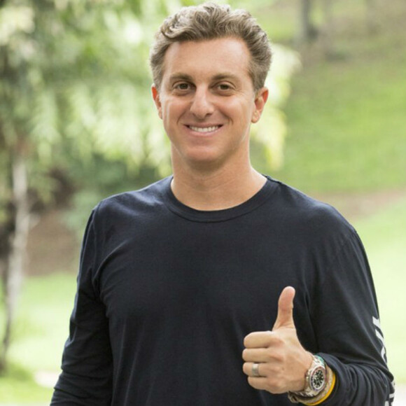 Luciano Huck filmou Sandy usando banheiro público na tarde desta quarta-feira, 10 de maio de 2017