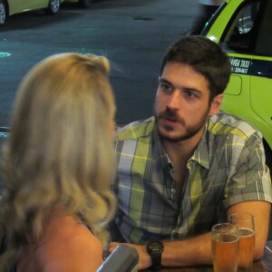 Zeca (Marco Pigossi) termina o noivado com Jeiza (Paolla Oliveira) e arremeça a aliança em sua direção, na novela 'A Força do Querer'