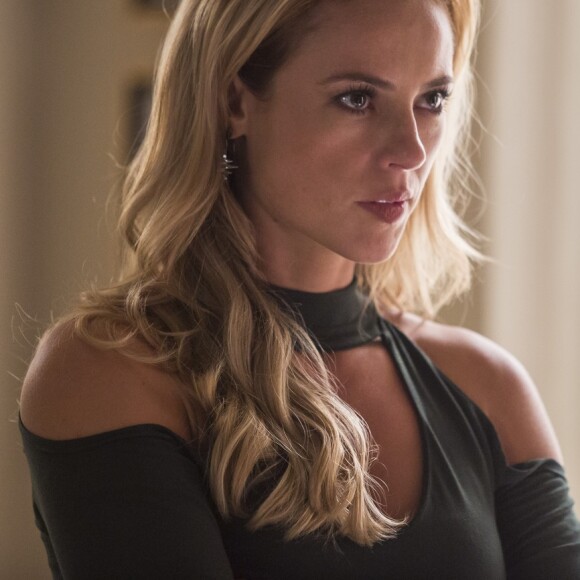 'Não gosto que ninguém tome atitudes por mim e você sabe disso!', afirma Jeiza (Paolla Oliveira) para Zeca (Marco Pigossi), na novela 'A Força do Querer'