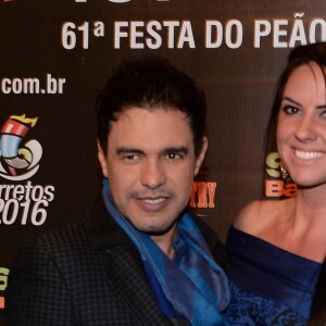 Graciele Lacerda, namorada de Zezé Di Camargo, adotou uma franjinha acima das sobrancelhas