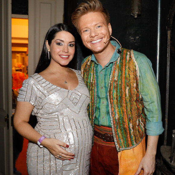 'Eu e o barrigão', brincou Thais Fersoza ao mostrar o look escolhido para acompanhar o marido na estreia do musical 'Bem Sertanejo'