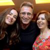 O diretor Herson Capri com as atrizes do espetáculo 'Querida Mamãe', Cássia Linhares e Stella Freitas