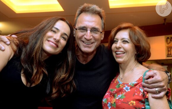 O diretor Herson Capri com as atrizes do espetáculo 'Querida Mamãe', Cássia Linhares e Stella Freitas