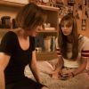 Alice (Sophie Carlotte) dorme na casa da mãe Kiki (Natália do Vale), que tenta convencer a filha a continuar casada com Vitor (Daniel Oliveira), na supersérie 'Os Dias Eram Assim'