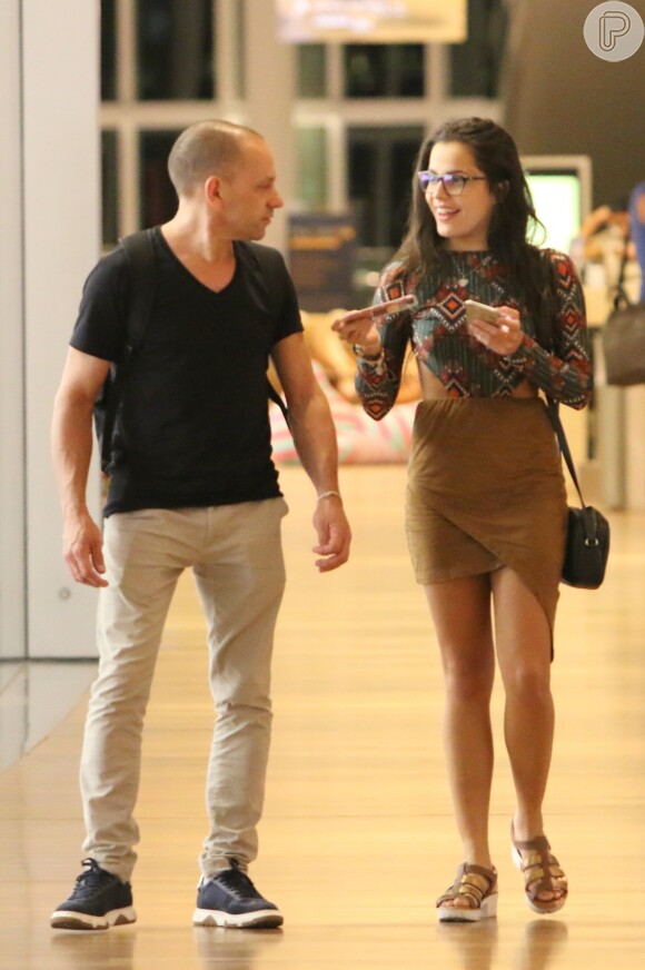 Ex-BBB Emilly foi fotografada passeando com o pai, Volnei, no shopping