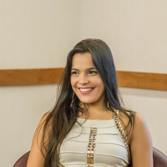 Ex-BBB Emilly recebeu oração de fãs na praia no sábado, 6 de maio de 2017