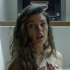 Ritinha (Isis Valverde) pergunta se Jeiza (Paolla Oliveira) está recusando seu convite por causa de Zeca (Marco Pigossi), na novela 'A Força do Querer'