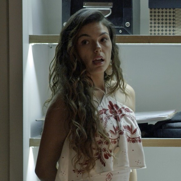 Ritinha (Isis Valverde) pergunta se Jeiza (Paolla Oliveira) está recusando seu convite por causa de Zeca (Marco Pigossi), na novela 'A Força do Querer'