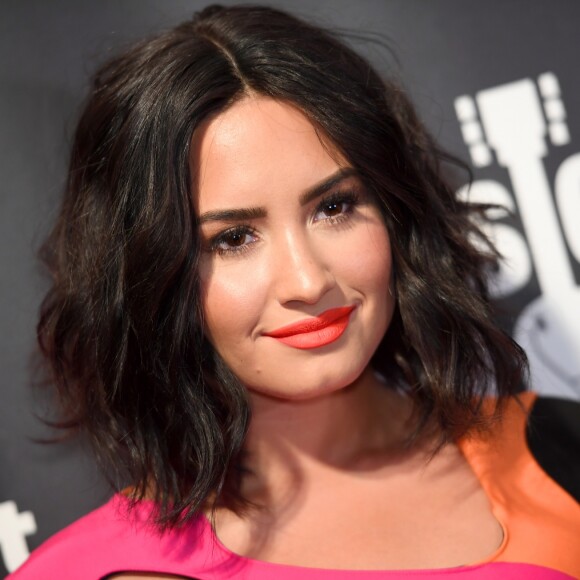 Demi Lovato completou cinco anos sóbria e festejou nas redes sociais 