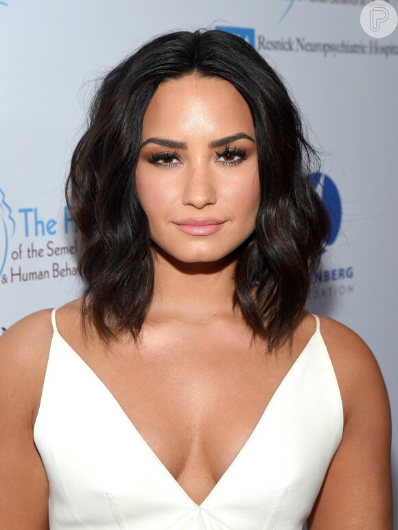 'Quando estou realmente pra baixo, faço uma auto-afirmação positiva', contou Demi Lovato