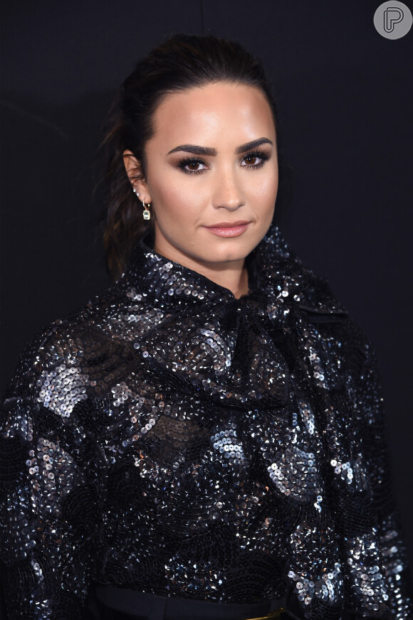 Demi Lovato contou que conversa com espelho quando está para baixo para melhorar auto-confiança
