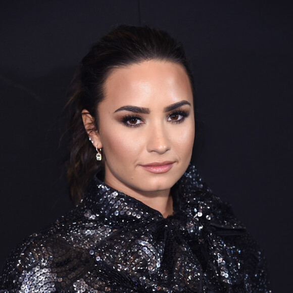 Demi Lovato contou que conversa com espelho quando está para baixo para melhorar auto-confiança