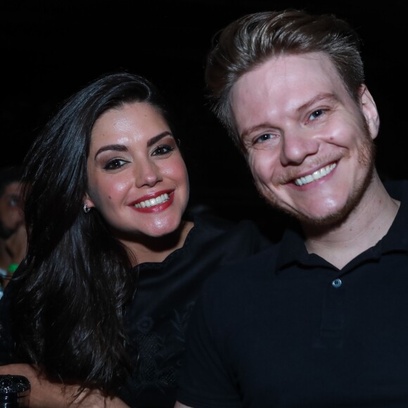 Thais Fersoza, mulher Michel Teló, contou que administra o lar