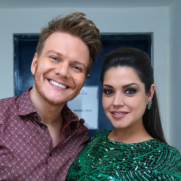 Thais Fersoza aprovou a performance de Michel Teló no musical 'Bem Sertanejo'