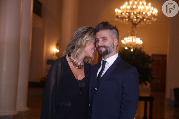 Giovanna Ewbank posa com o marido, Bruno Gagliasso, em jantar beneficente no Copacabana Palace