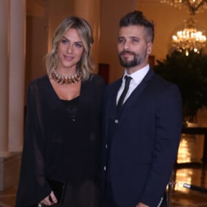 Giovanna Ewbank e Bruno Gagliasso marcaram presença em jantar beneficente em prol da Igualdade Racial
