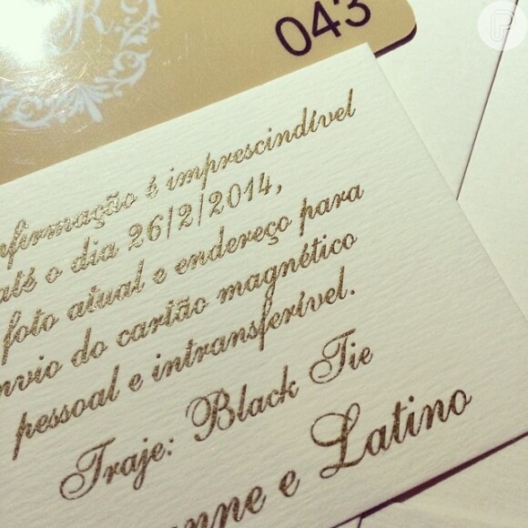 Convite do casamento do Latino afirma que traje deve ser Black Tie