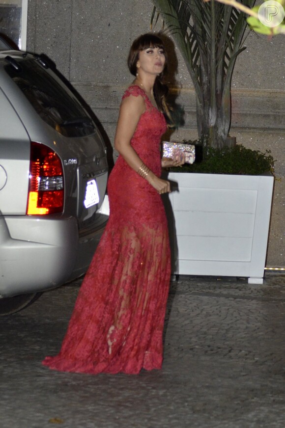 Simone Soares desfilou com um vestido vermelho no casamento de Latino e Rayanne