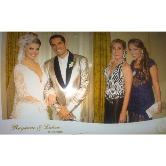 Lembrança do casamento de Latino e Rayanne Morais colocava convidados ao lado dos noivos em foto