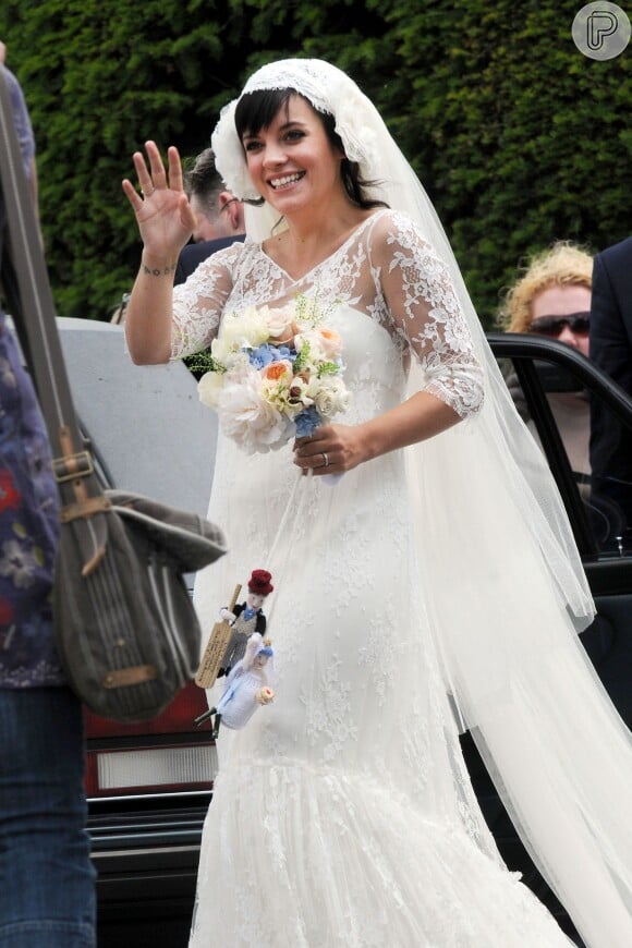 Para a cerimônia de seu casamento, Lily Allen usou um vestido da estilista francesa Delphine Manivet
