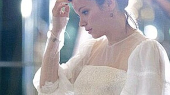 Lily Allen perde vestido Chanel de R$ 791 mil usado na recepção de seu casamento