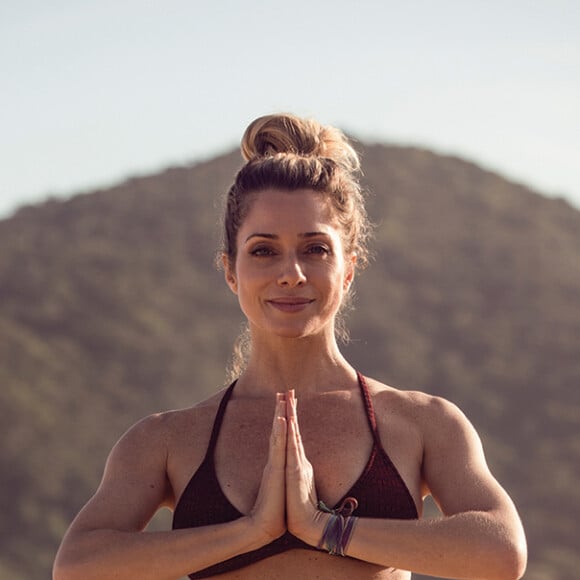 Leticia Spiller ostentou boa forma ao posar para ensaio de revista