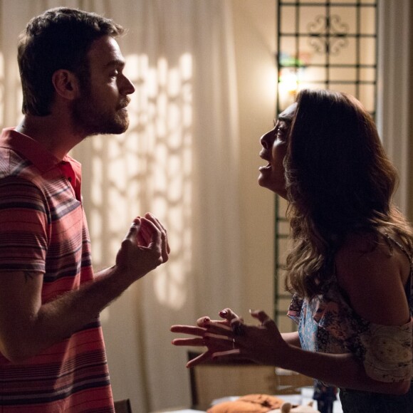 'Isso é perseguição. Bandidos! A rua cheia de criminoso e eles perseguindo trabalhador', esbraveja Bibi (Juliana Paes) em prisão de Rubinho (Emílio Dantas), na novela 'A Força do Querer'