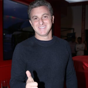 'Parabéns, Adriano. Ele será pai de uma menina', disse Luciano Huck