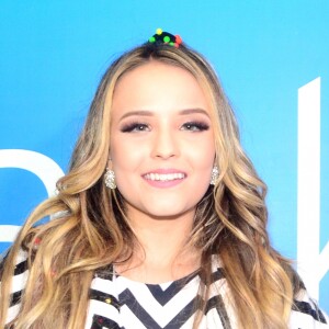 Larissa Manoela confirmou ao 'TV Fama' que havia retomado o namoro com Thomaz Costa