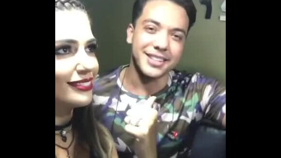 A ex-BBB Vivian Amorim cantou com Wesley Safadão nos bastidores de um show, no último sábado, 13 de maio de 2017