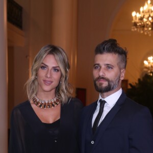 Giovanna Ewbank elogiou fios grisalhos de Bruno Gagliasso: 'Homem bonito dá trabalho'