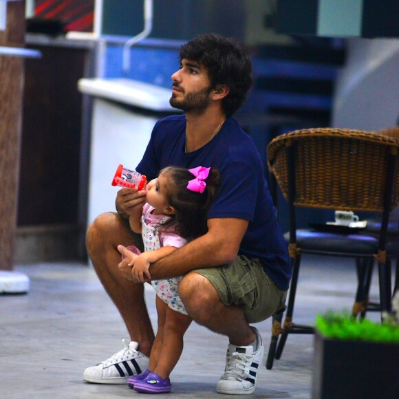 Maria Flor aguarda chegada da mãe, Deborah Secco, com o pai, Hugo Moura